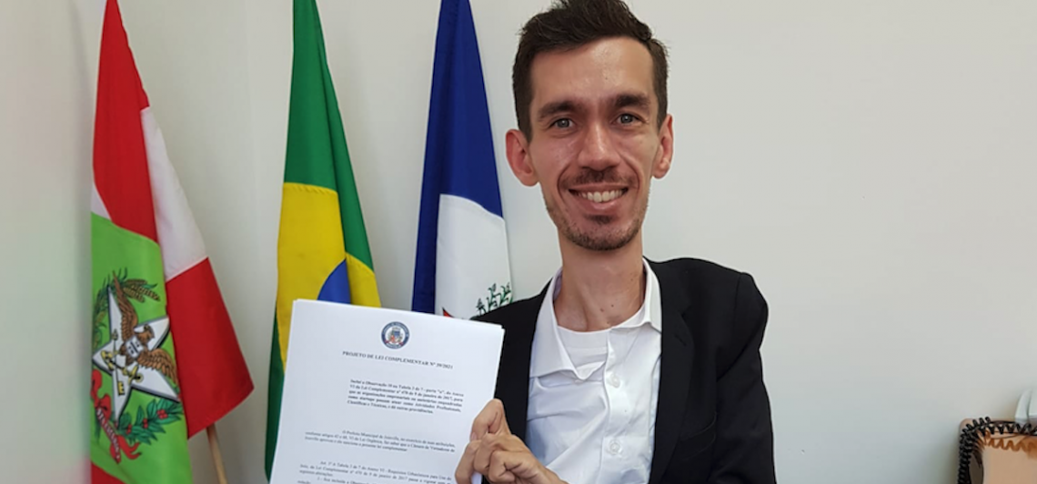 Alisson Julio protocola projeto de lei de desburocratização para startups em Joinville